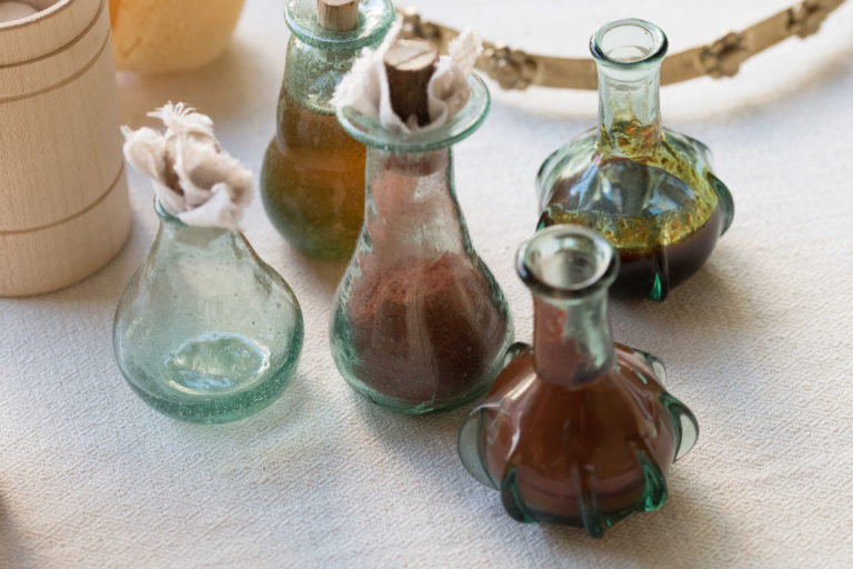 » Medieval cosmetics and beauty routineWienische Hantwërcvrouwe 1350